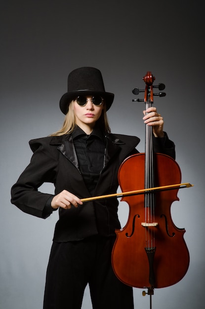 Mujer tocando el violonchelo clásico en concepto de música