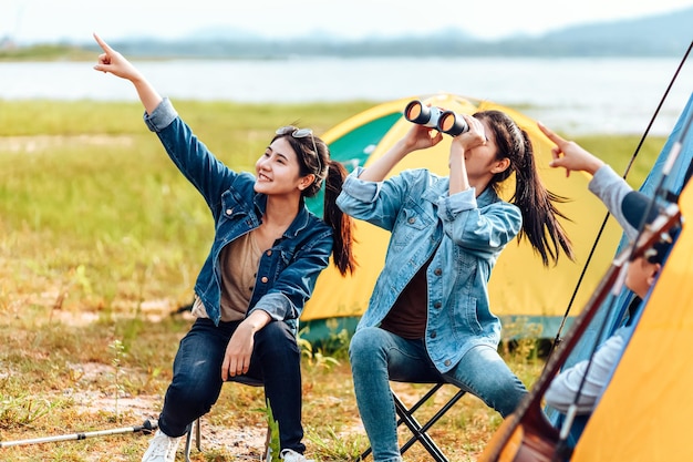 Foto mujer de toda la longitud con los brazos levantados mientras está de pie al aire libre