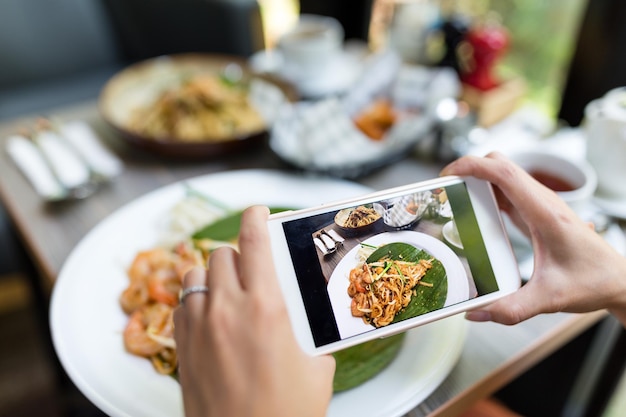 mujer, toma, foto, en, comida