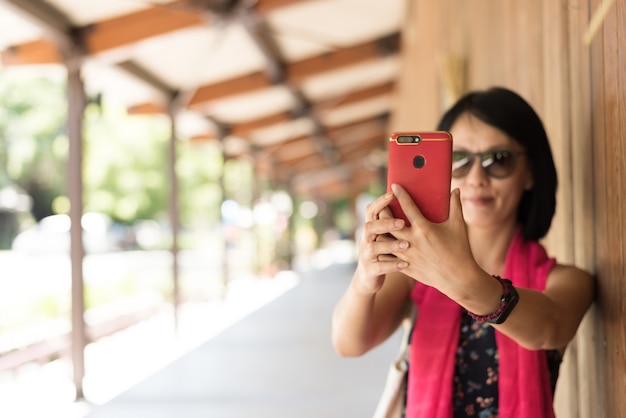 Mujer toma un selfie en el pasillo de la estación.