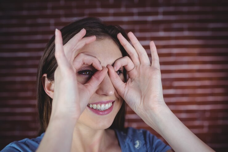 Foto mujer tomados de la mano como binoculares