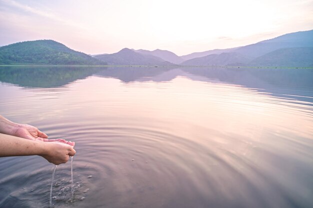 Foto mujer tomando agua clara con las manos