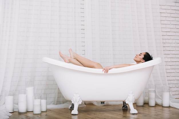 Mujer tomando un baño relajante en un spa