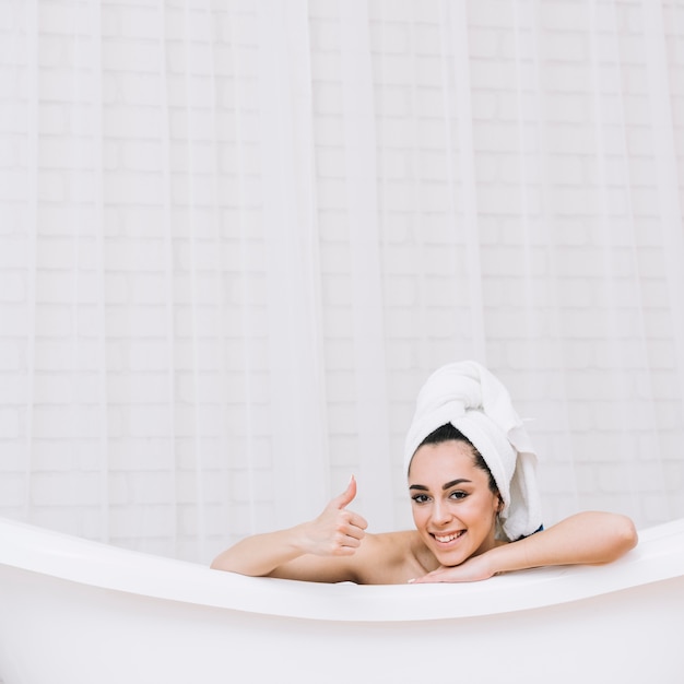 Foto mujer tomando un baño relajante en un spa