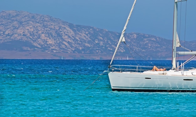 Mujer tomando un baño de sol en un velero