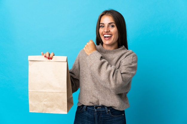 Mujer tomando una bolsa de comida para llevar