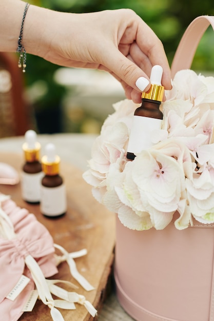 Mujer tomando botella de aceite esencial