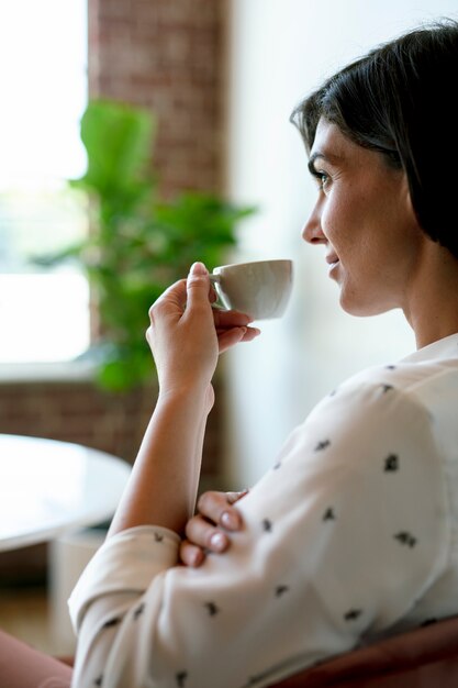 Mujer tomando café en un café