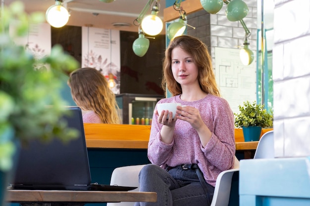 Mujer tomando café en la cafetería cafetería