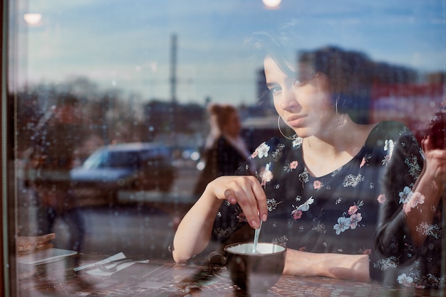 Foto mujer tomando café en una cafetería