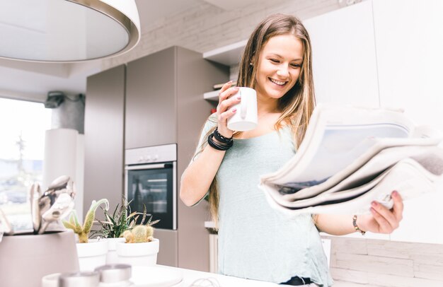 Mujer tomando café para el desayuno en la cocina