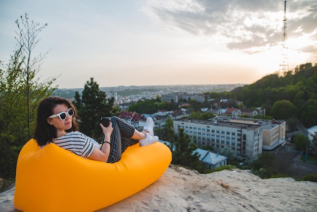 Mujer tomando café con una hermosa vista de la puesta de sol sobre la ciudad de lviv en el espacio de copia de ucrania