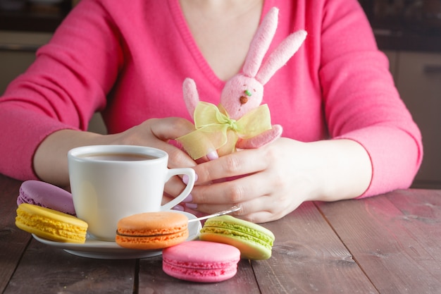 Mujer tomando café en la mañana