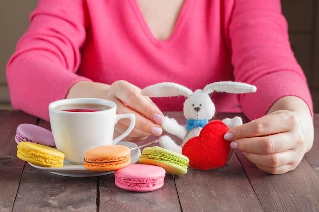 Mujer tomando café en la mañana