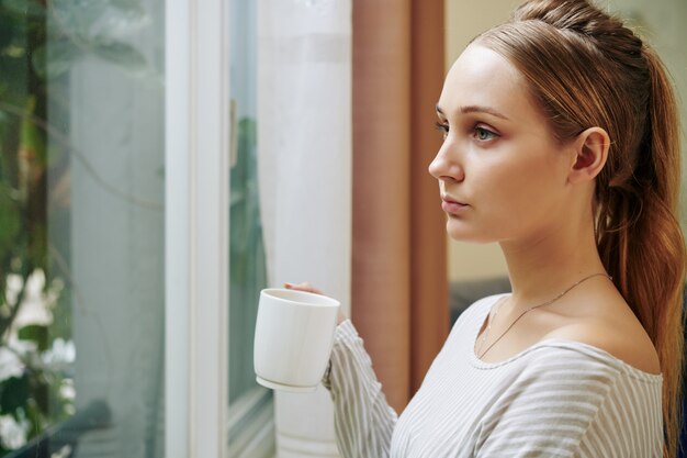 Mujer tomando café por la mañana