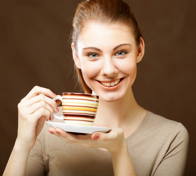 Foto mujer tomando café