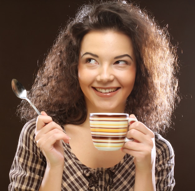 Mujer tomando café