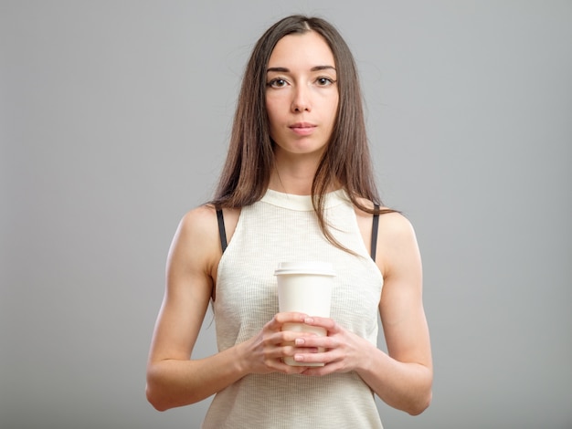 Foto mujer tomando café