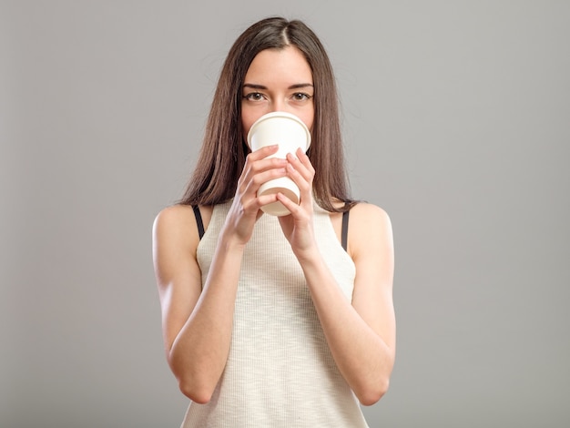 Mujer tomando café