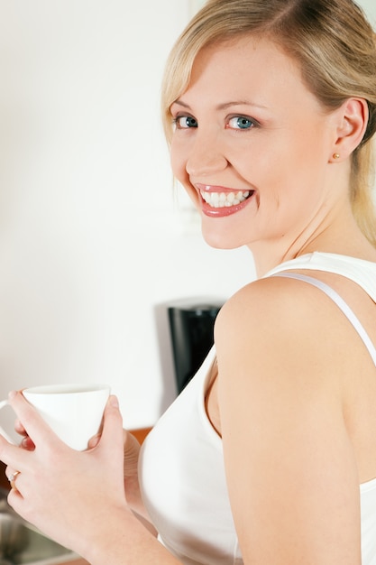 Mujer tomando café