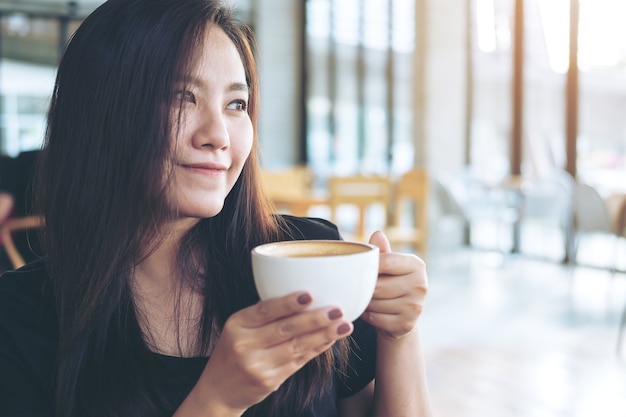 mujer tomando café