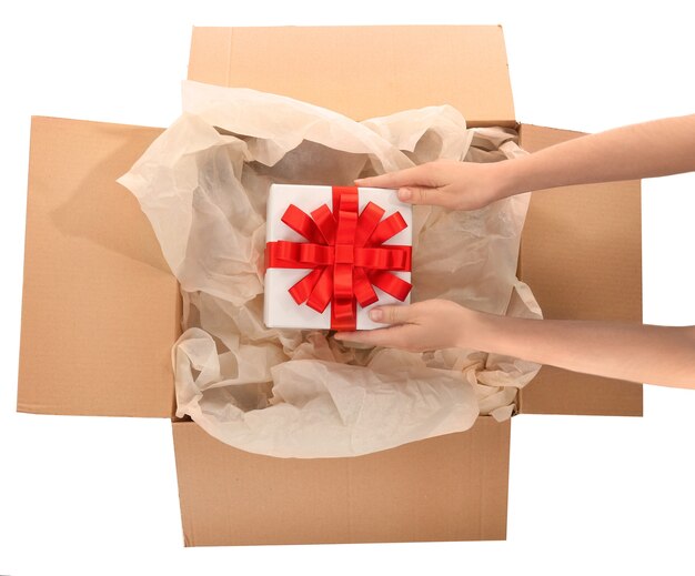 Mujer tomando caja de regalo de paquete sobre fondo blanco.