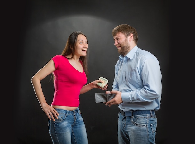 Mujer tomando el dinero del marido