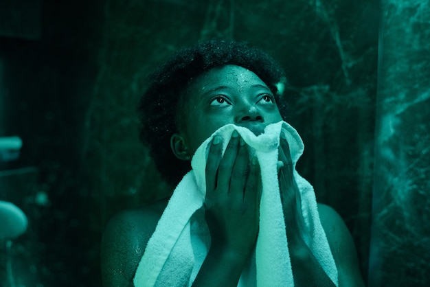 Mujer tomando ducha en el baño