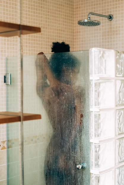 mujer tomando una ducha