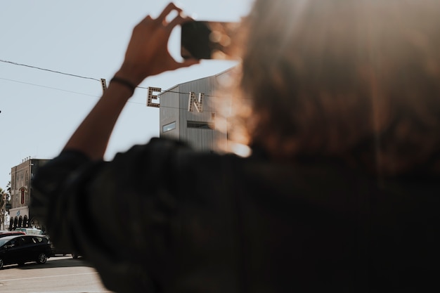 Mujer tomando una foto de la ciudad.