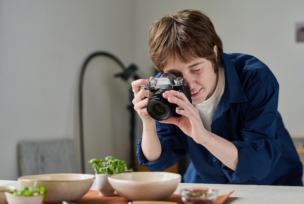 Mujer tomando foto de comida