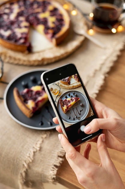 Mujer tomando una foto de una rebanada de pastel de cereza