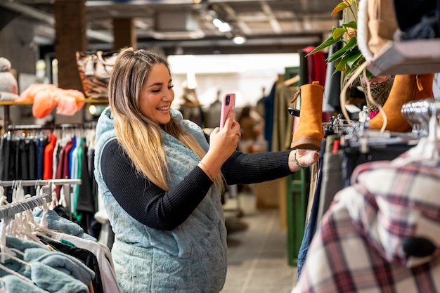 Mujer tomando una foto de unos zapatos en una tienda de ropa