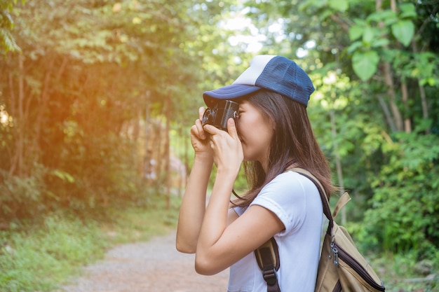 Mujer tomando una foto