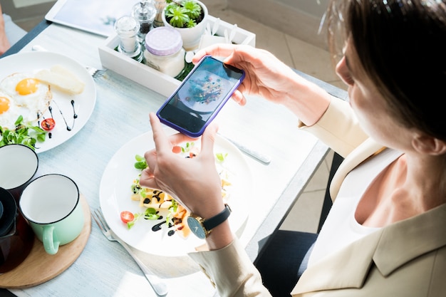 Mujer tomando fotos de comida