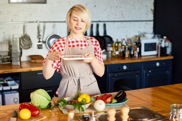 Mujer tomando fotos de ingredientes