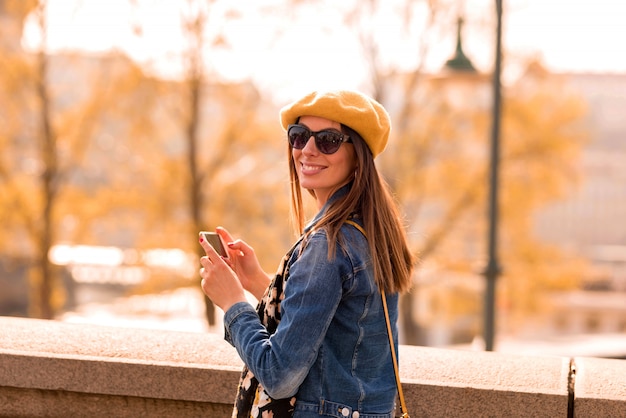 Una mujer tomando fotos en un parque de la ciudad