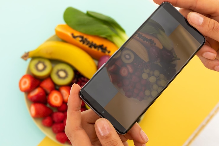 Foto mujer tomando fotos con smartphone de un plato de fruta. frutas y verduras frescas vitaminas concepto de espacio de copia de alimentos integrales saludables.
