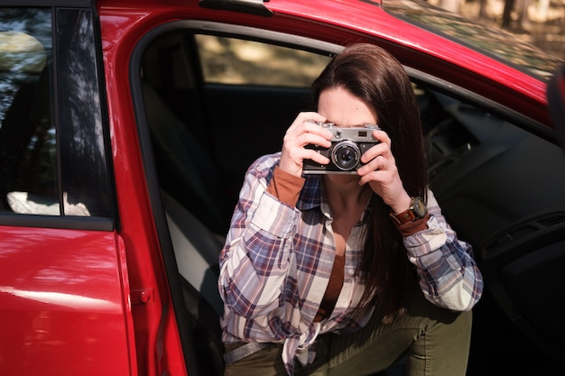 mujer tomando fotos