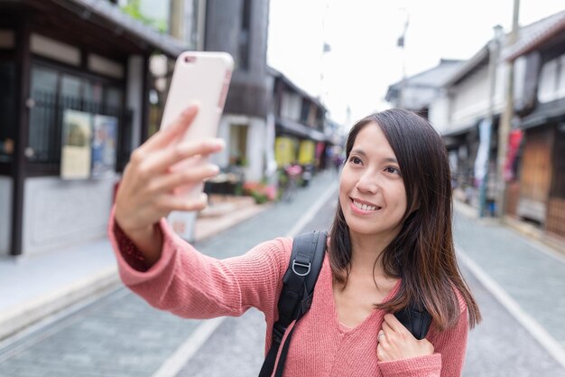 Mujer tomando imagen selfie en la ciudad de nagahama