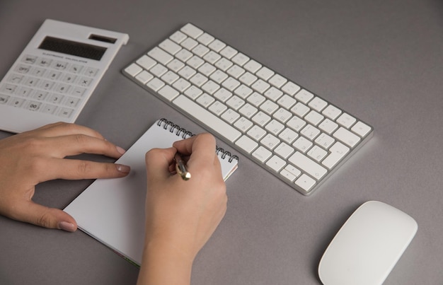 Mujer tomando notas en un cuaderno