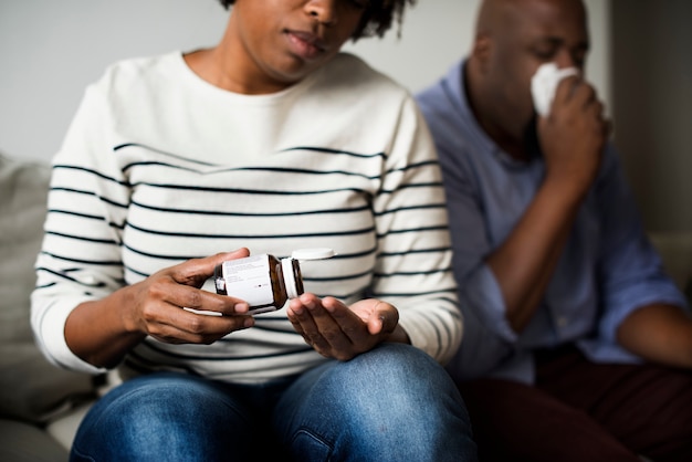 Mujer tomando pastillas para su salud