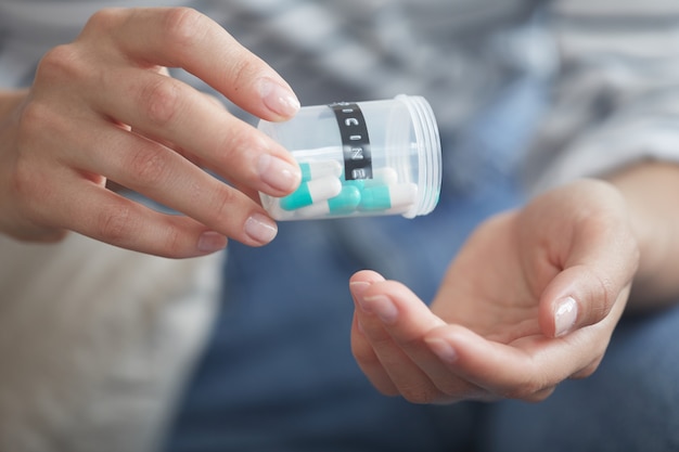 Mujer tomando pastillas