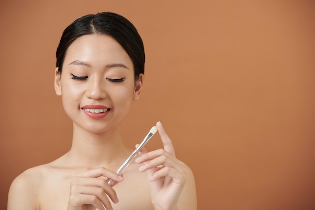 Mujer Tomando Pincel De Maquillaje Sintético