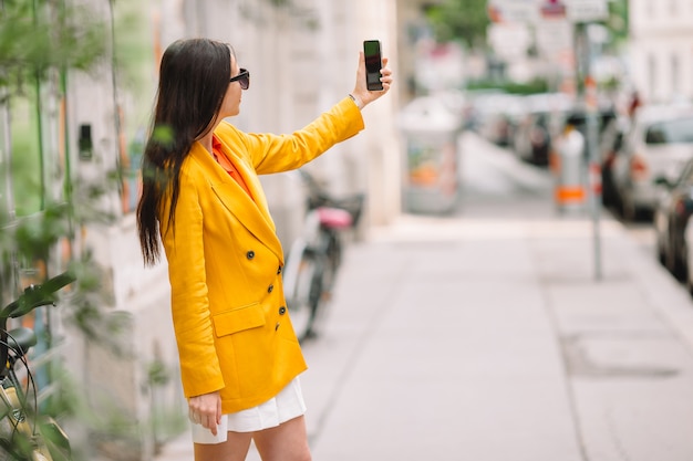 Mujer tomando selfie en la calle