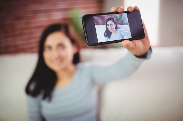 Foto mujer tomando selfie en casa