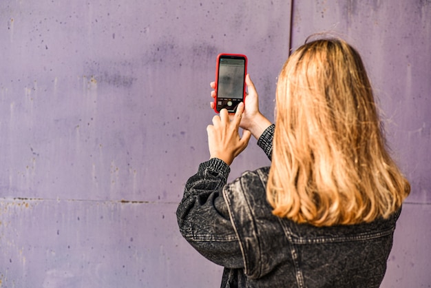 Mujer tomando selfie en grunge