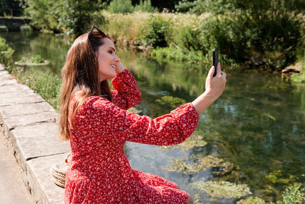 Foto mujer tomando un selfie mientras viaja