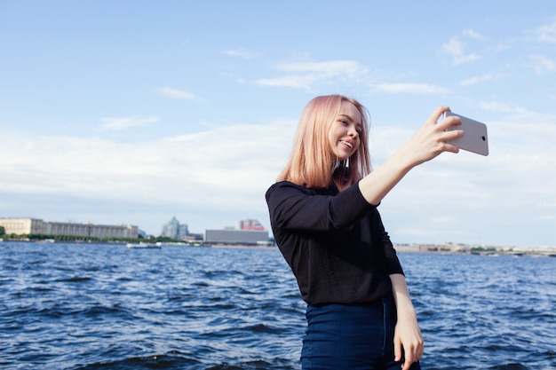 mujer tomando un selfie en la playa