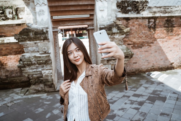 Mujer tomando selfie de sí misma